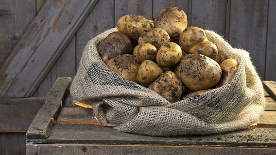 Kartoffeln in einem Sack. © imago/Westend61 