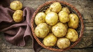 Kartoffeln in einem Weidenkorb. © Colourbox Foto: Sea Wave