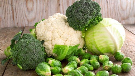Broccoli, cauliflower, white cabbage and Brussels sprouts © fotolia Photo: anjelagr
