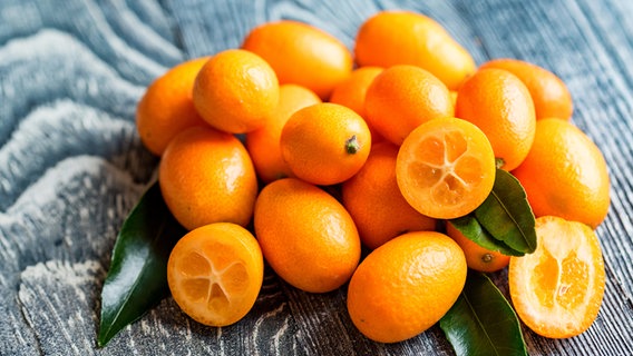 Ganze und aufgeschnittene Kumquats. © fotolia Foto: Yakov