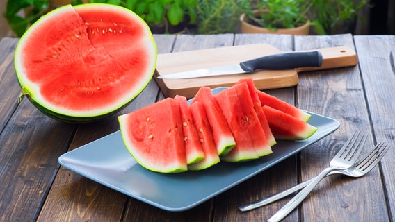 Aufgeschnittene Wassermelone auf einem Teller. © Colourbox 