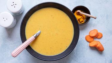 A deep plate of carrot and potato soup.  © NDR Photo: Claudia Timmann