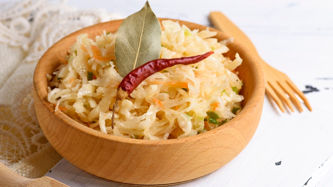 Sauerkraut selber machen und lecker zubereiten NDR.de Ratgeber Kochen Warenkunde