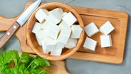 Gewürfelter Tofu auf einem Holzbrett. © Colourbox Foto: Y. Haivoronska