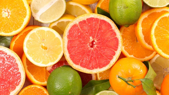 Whole and sliced ​​citrus fruits.  © fotolia Photo: M.studio
