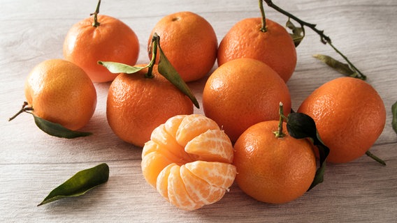 Ganze und geschälte Mandarine. © fotolia Foto: Maren Winter