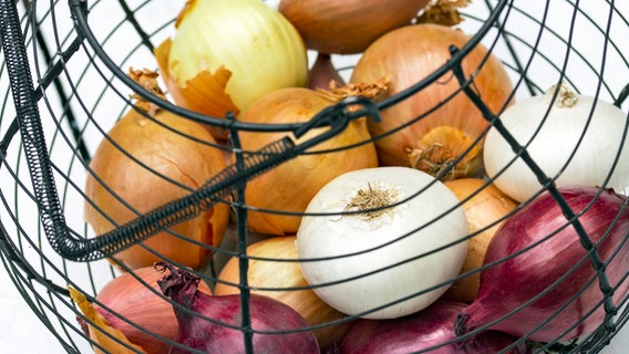 Zwiebeln und Schalotten in einem Drahtkorb. © Colourbox Foto: art and cooking
