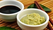 Wasabi und Sojasoße in Schälchen © fotolia Foto: sil007