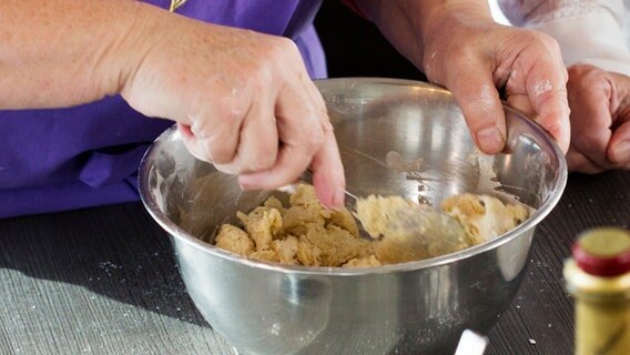 Eine Köchin bereitet einen Mürbeteig zu © NDR Foto: Claudia Timmann