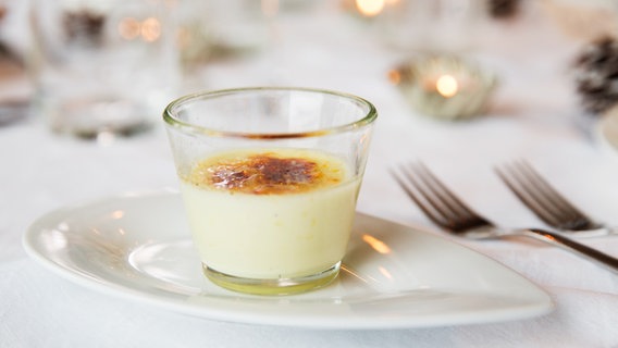 Ein Glas Crème brulée auf einem Teller serviert © NDR Foto: Claudia Timmann