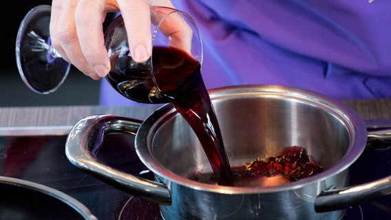 Rotwein wird in einen Topf geschüttet © NDR Foto: Claudia Timmann