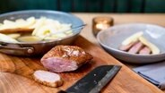 Entenbrust in dünne Scheiben geschnitten mit Calvadosäpfeln. © NDR Foto: Claudia Timmann
