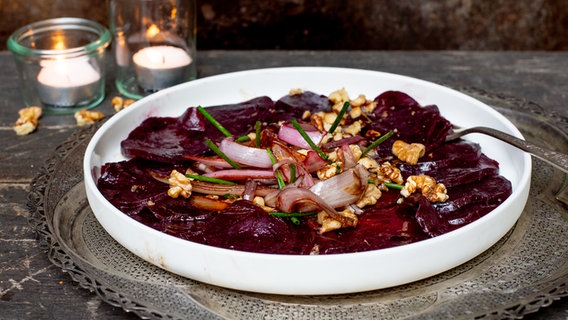 Ein Teller mit Rote-Bete-Salat mit Schalotten und Walnüssen auf einem orientalischen Tablett © NDR Foto: Claudia Timmann