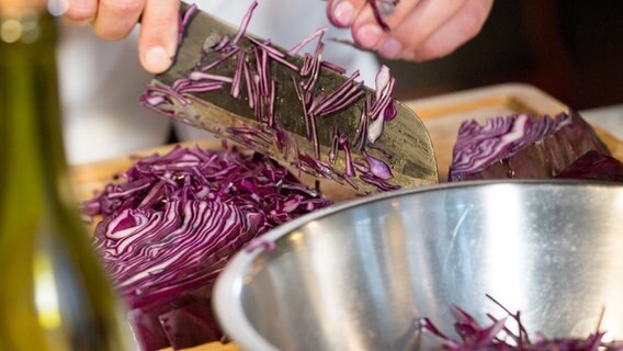 Rotkohl wird geschnitten. © NDR Foto: Claudia Timmann