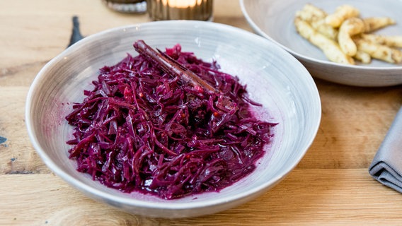 Rotkohl au einem Teller angerichtet. © NDR Foto: Claudia Timmann