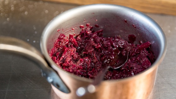 Rotkohl kocht in einem Topf. © NDR Foto: Claudia Timmann