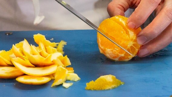 Eine Orange wird filettiert. © NDR Foto: Claudia Timmann
