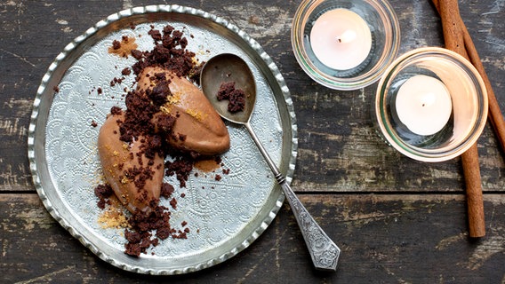 Schokoladenmousse mit Schokosand auf einem Teller serviert © NDR Foto: Claudia Timmann