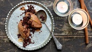 Schokoladenmousse mit Schokosand auf einem silbernen Teller serviert © NDR Foto: Claudia Timmann