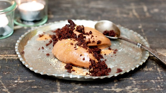 Schokoladen-Mousse mit Schokosand dekoriert auf einem Teller © NDR Foto: Claudia Timmann