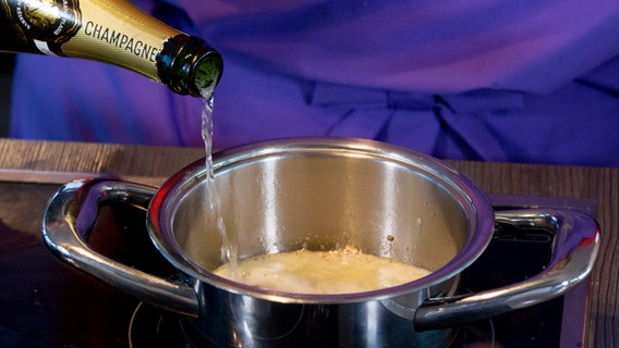 Champagner wird in einen Topf mit Soße gefüllt © NDR Foto: Claudia Timmann