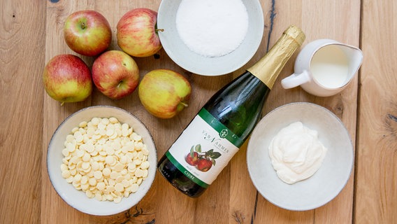 Zutaten für Tarte Tatin liegen auf einem Brett. © NDR Foto: Claudia Timmann