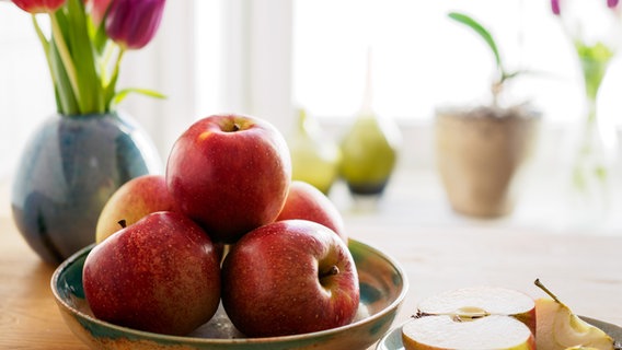 Eine Schale mit Wellant-Äpfeln steht auf einem Tisch. © NDR Foto: Anja Deuble