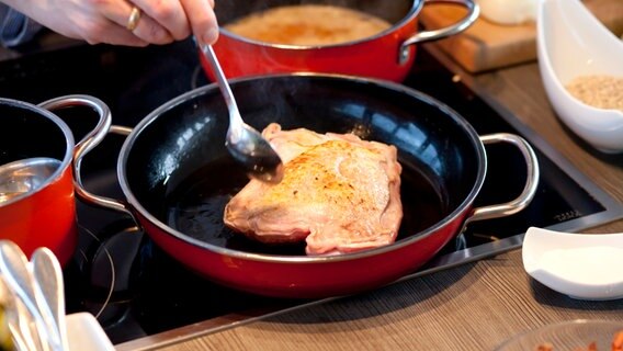 Ein Putenbraten brät in einer Pfanne an. © NDR Foto: Claudia Timmann