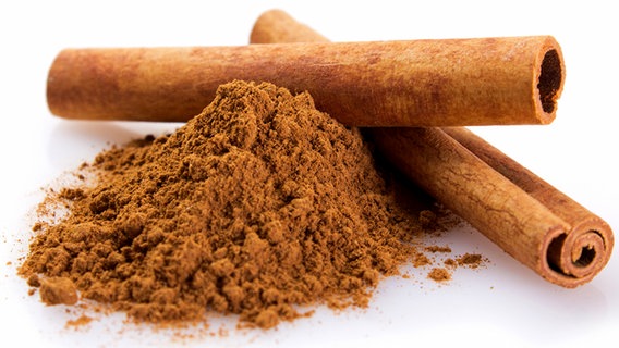 Zimtstangen und Zimtpulver © Fotolia Foto: Valery121283