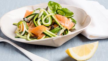 Ein Teller mit Zucchini-Lachs-Salat steht auf dem Tisch. © NDR Foto: Claudia Timmann