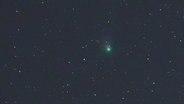 Eine Aufnahme des Kometen C/2022 E3 (ZTF) über Drebber, Niedersachsen. © dpa Foto: Thomas Lindemann