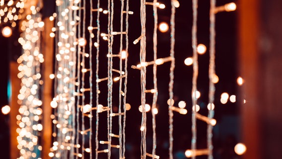 Verschiedene leuchtende Lichterketten hängen nebeneinander. © Colourbox Foto: ponsulak
