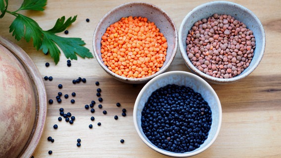 Red, yellow and black lentils in clay bowls.  © NDR Photo: Anza Duble