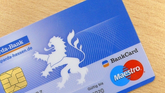 Eine Bankcard mit Maestro-Zeichen liegt auf einem Tisch © NDR Foto: Axel Franz