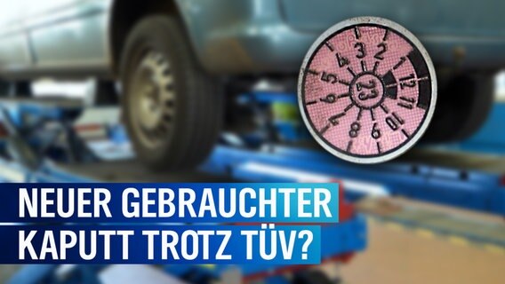 Im Hintergrund ist ein Auto auf einer Hebehüne zu sein. Darauf befindet sich eine rosafrabene TÜV-Plakette. Der Text lautet: Neuer Gebrauchter - kaputt trotz TÜV? © NDR 