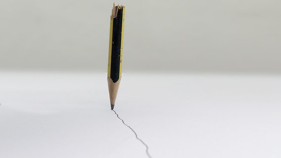 Ein Bleistift zeichnet eine zackelige Linie © photocase Foto: complize