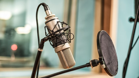 Ein Mikrofon mit Popschutz in einem Studio © photocase Foto: archimede