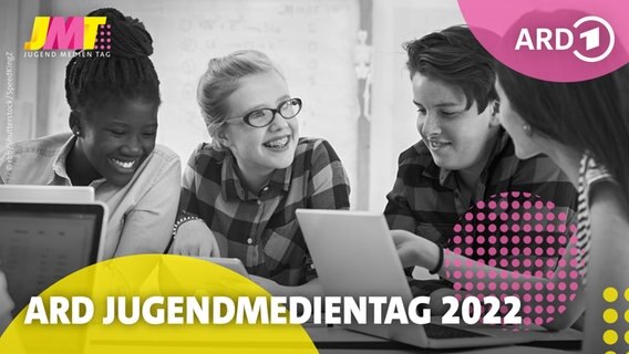 Jugendliche sitzen an einem Laptop - auf dem Bild steht "ARD Jugendmedientag 2022" © ARD 