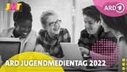 Jugendliche sitzen an einem Laptop - auf dem Bild steht "ARD Jugendmedientag 2022" © ARD 