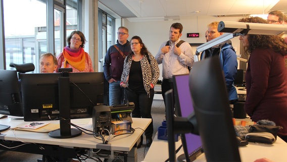 Lehrkräfte aus Schleswig-Hosltein lassen sich im NDR Nachrichtenzentrum die Arbeitsabläufe erklären. © NDR Foto: Carolin Fromm