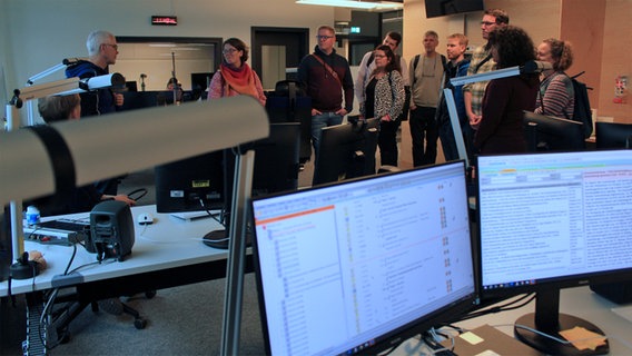 Lehrkräfte aus Schleswig-Hosltein lassen sich im NDR Nachrichtenzentrum die Arbeitsabläufe erklären. © NDR Foto: Carolin Fromm