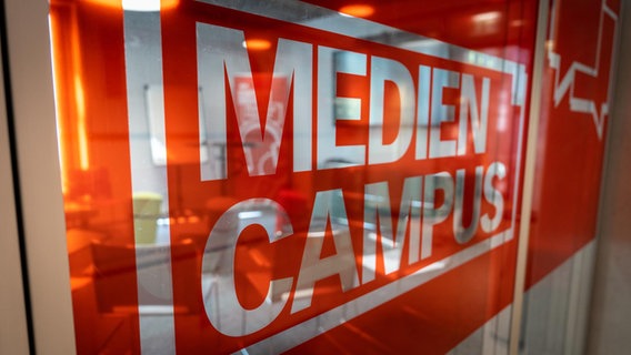 Logo des medienCAMPUS im NDR Hamburg-Rotherbaum. © NDR 