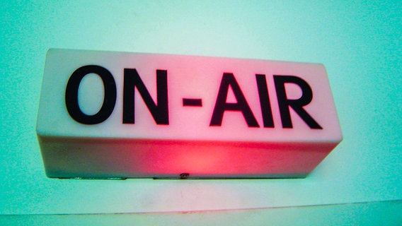 Ein leuchtendes "On Air"-Schild. © photocase Foto: Hornetsister