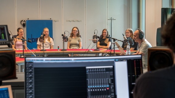 Fünf Schülerinnen des Gamynasium Ohmoor in Hamburg sitzen im Studio mit Ole Wackermann. © NDR 