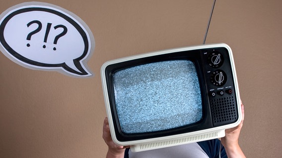 Eine Person hält einen alten Röhrenfernseher vor sein Gesicht. © photocase Foto: paulniestroj