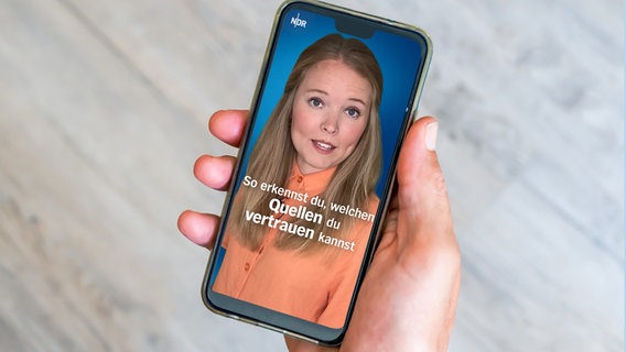 Auf einem Smartphone ist eine Screenshot von einem NDR Video zu sehen. © photocase, NDR Foto: Sonja