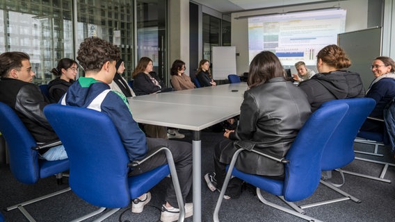 Mehrere Schüler diskutieren in einem Konferenzraum am Tag der Pressefreiheit beim Norddeutschen Rundfunk. © NDR/Janis Röhlig Foto: Janis Röhlig