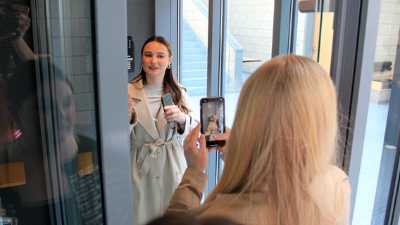 Zwei Schülerinnen drehen am Aktionstag zur Pressefreiheit im NDR ein Video. © NDR Foto: Carolin Fromm
