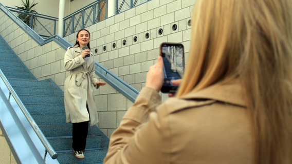 Zwei Schülerinnen drehen am Aktionstag zur Pressefreiheit im NDR ein Video. © NDR Foto: Carolin Fromm