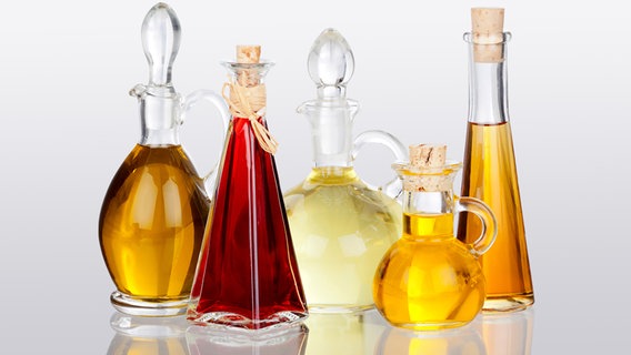 Varios aceites en botellas de vidrio.  © fotolia Foto: thomasklee